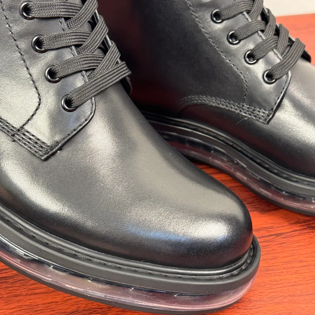 Batch 1020 Prada/Prada classic men's high-top air-cushion casual leather shoes, business formal leather shoes! Exclusive new air-cushion short boots for autumn and winter. Made in Guangdong, please pay attention to the details and pursue high quality. Italian original open-edge bead/matte calfskin styles are available. Low-key luxury, geometric tailoring, motorcycle imported from Germany, precision stitching, simple glossy surface, classic European and American style, clear water chestnuts, extended lace-up upper to better fit the shape of the foot, classic silver metal triangle logo details on the side, simple glossy surface, standard formal wear, full calfskin interior, exclusive gold label foot pads from P family, heel webbing heel, upper foot is stable and comfortable, original ultra-soft air cushion outsole, silver label PRADA letter logo decoration on the heel, rubber bottom layer wrapping, high comfort Excellent anti-slip performance, stitching technology, no slipping off the sole, more durable, 3.5CM thick sole, more adaptable, can enter and exit various occasions, fine workmanship, clear edges and corners of the shoe shape, perfect as a work of art, quality assurance, complete package! Size: 38-39-40-41-42-43-44 Leather shoe size Item number: 2TG242 Cowhide